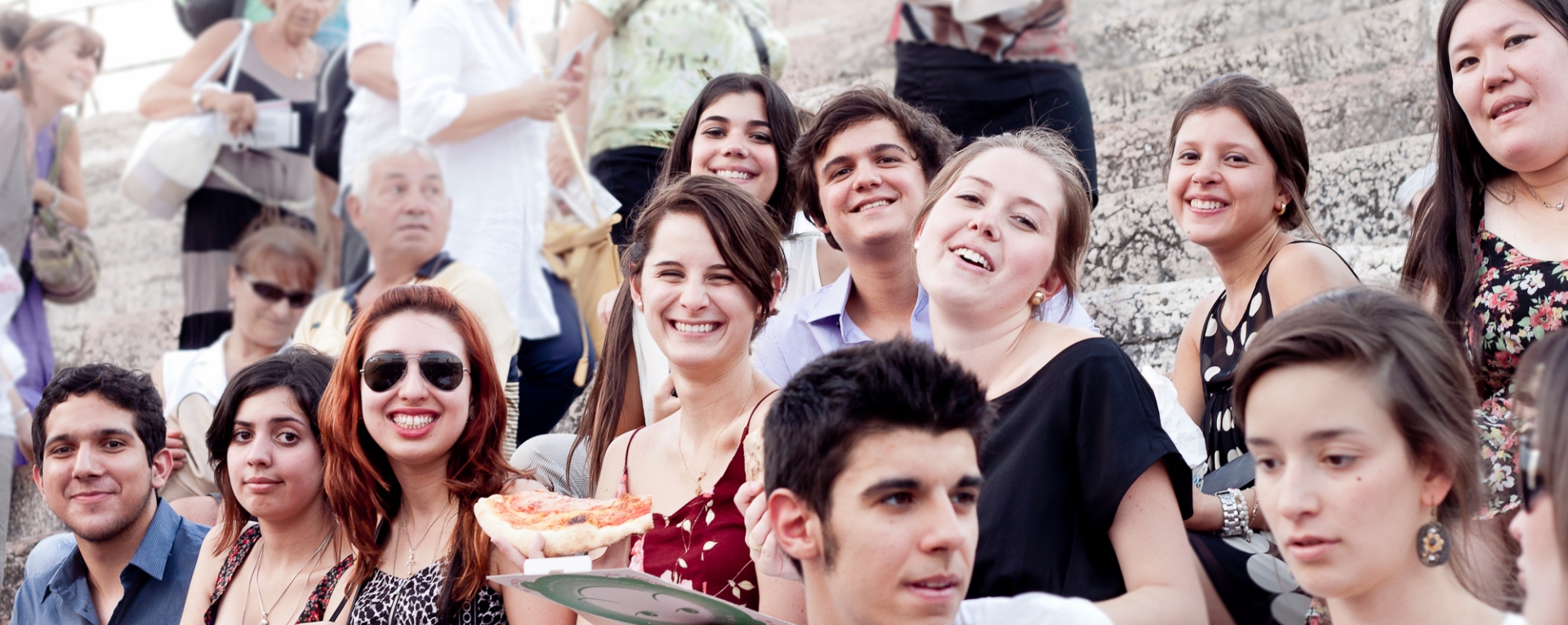 Grupo de estudantes estrangeiros sorrindo