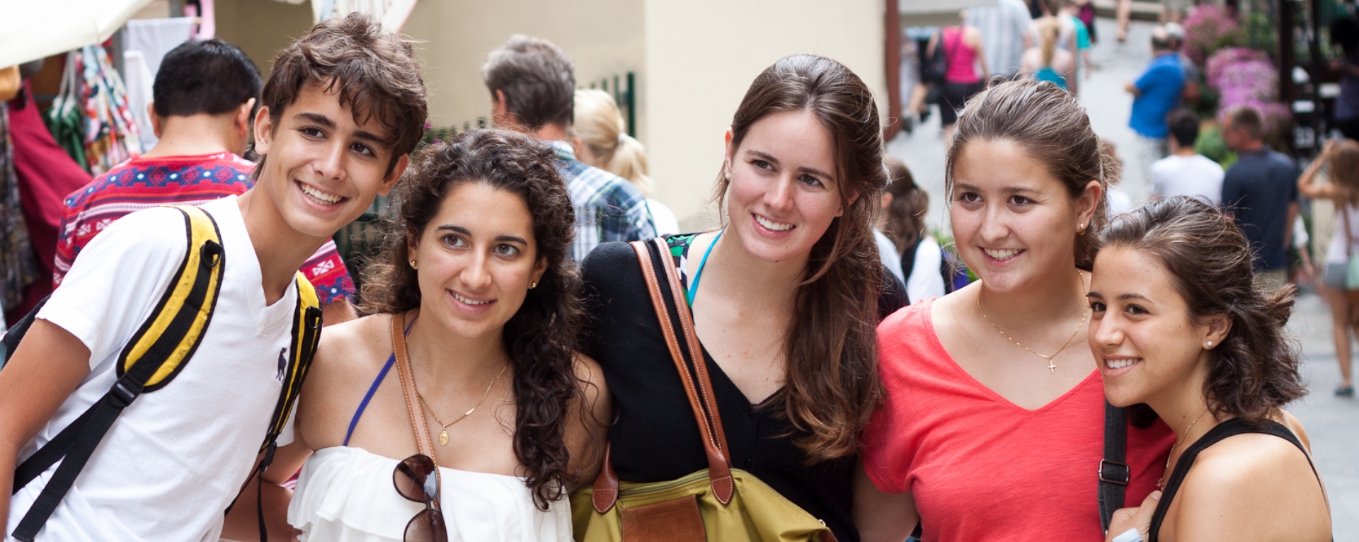 Gruppe ausländischer Studenten lächelt für ein Foto