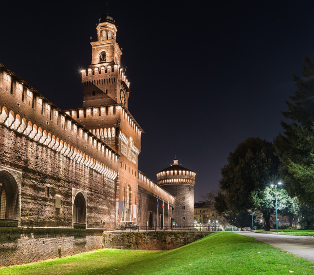 Castello Sforzesco en Milán por la noche