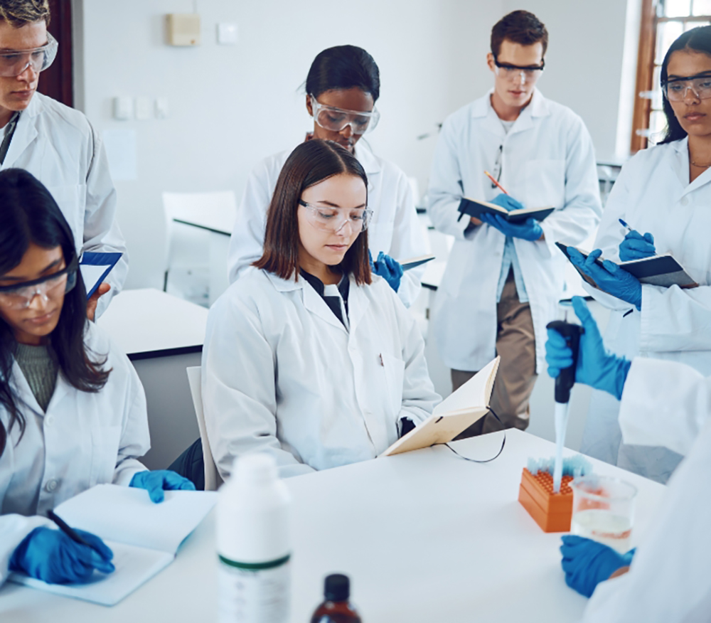 Grupo de estudiantes tomando notas en un laboratorio de ciencias