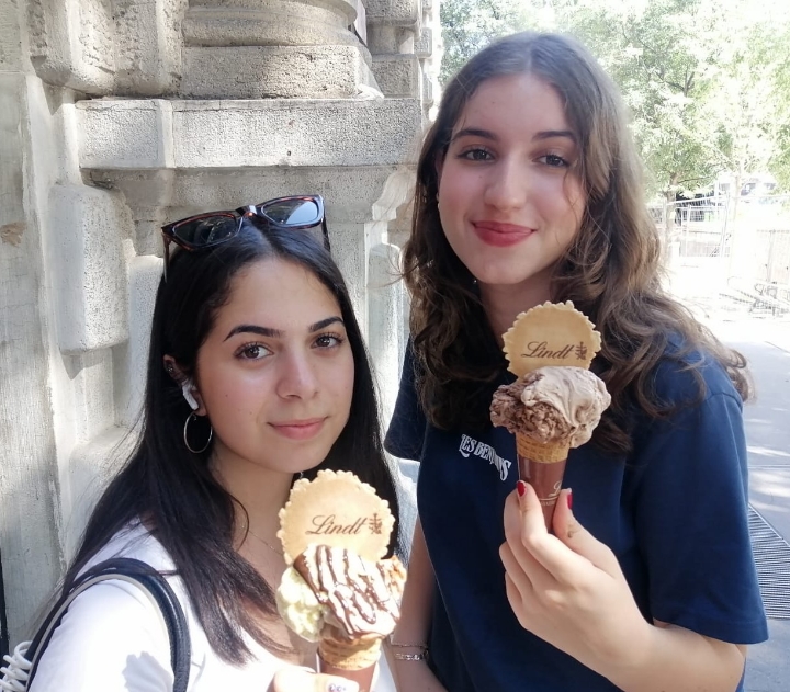 Chicas comiendo helado