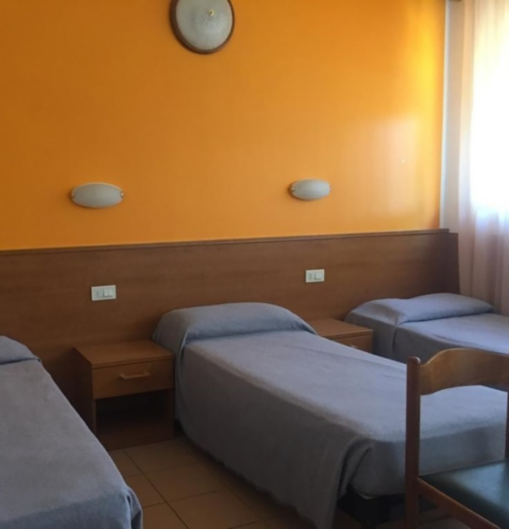 Gemeinsames Schlafzimmer in einer Unterkunft für Jugendliche in Lignano