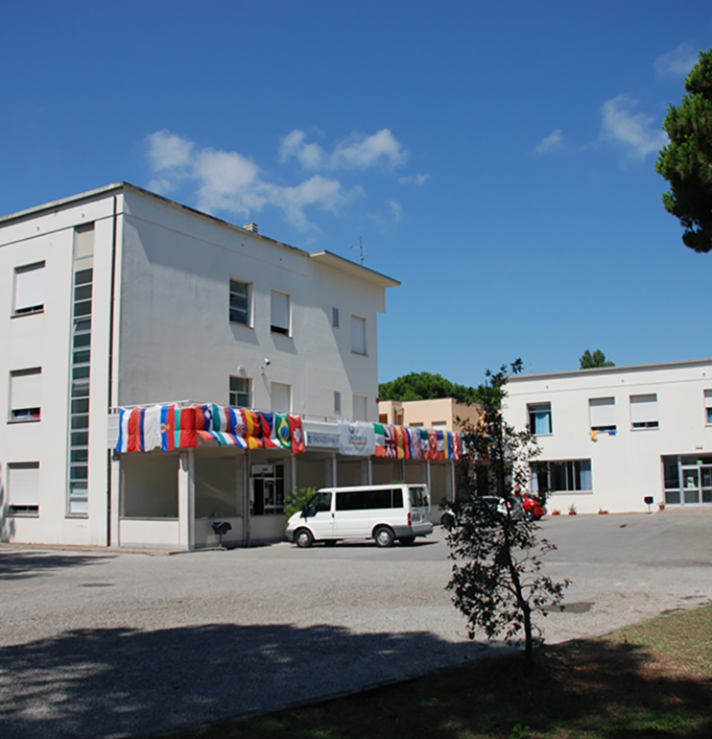 Fora de um alojamento estudantil para juniores em Lignano