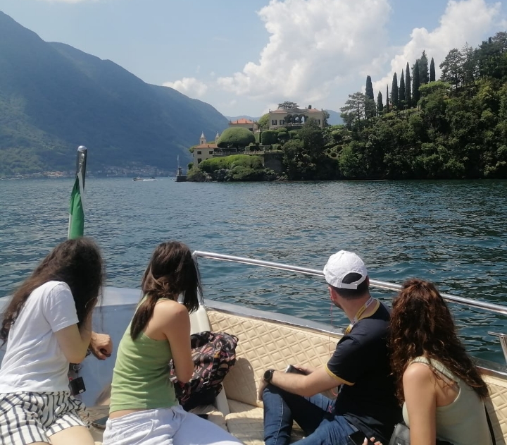 Turistas que visitan un lago italiano