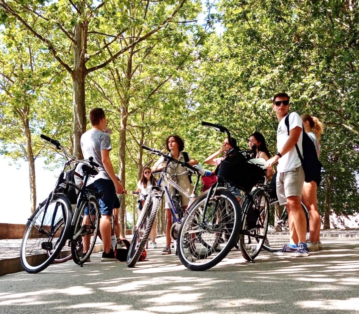 Gruppe junger Studenten mit Fahrrädern