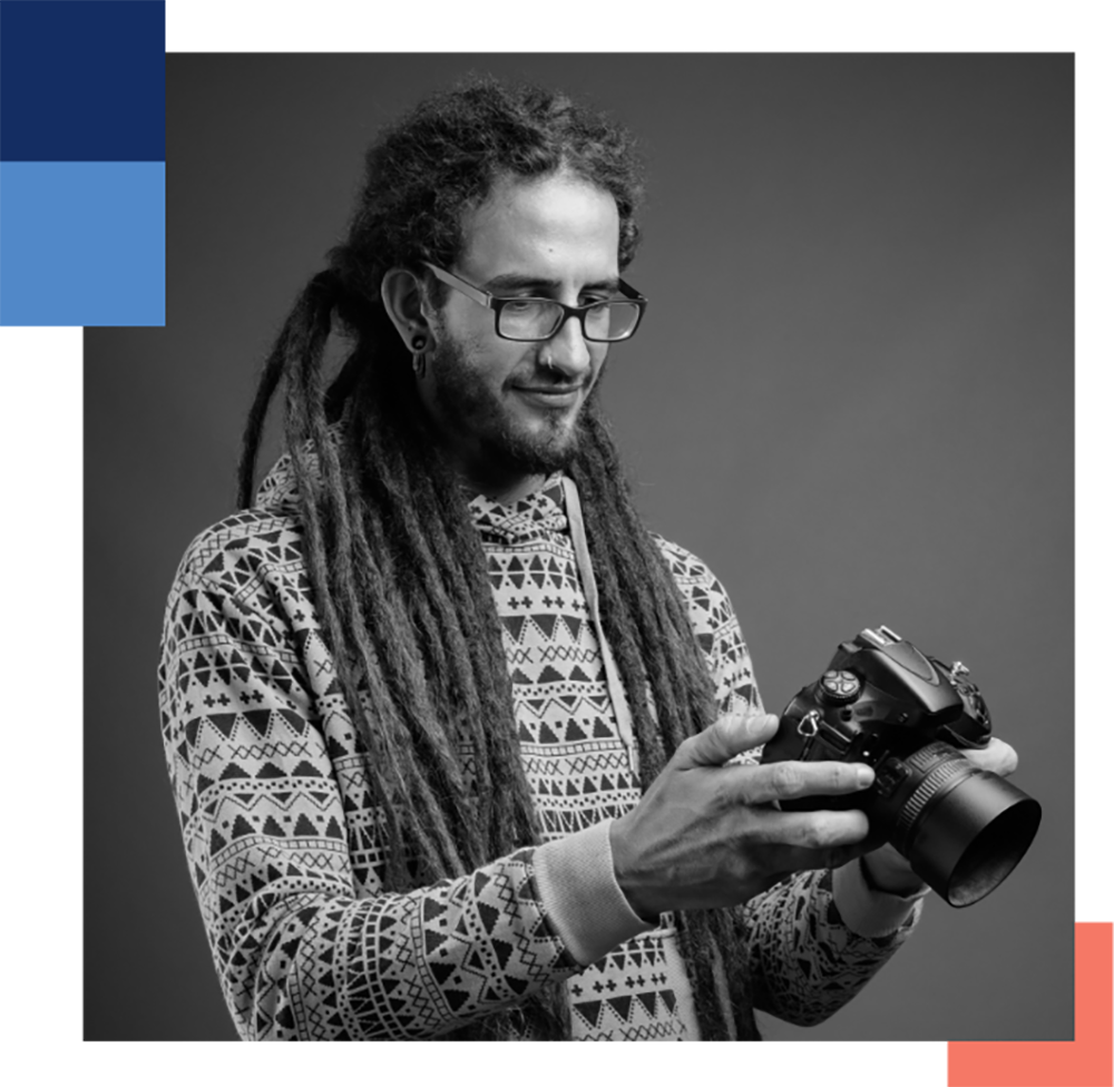 Estudiante del curso de fotografía en blanco y negro.