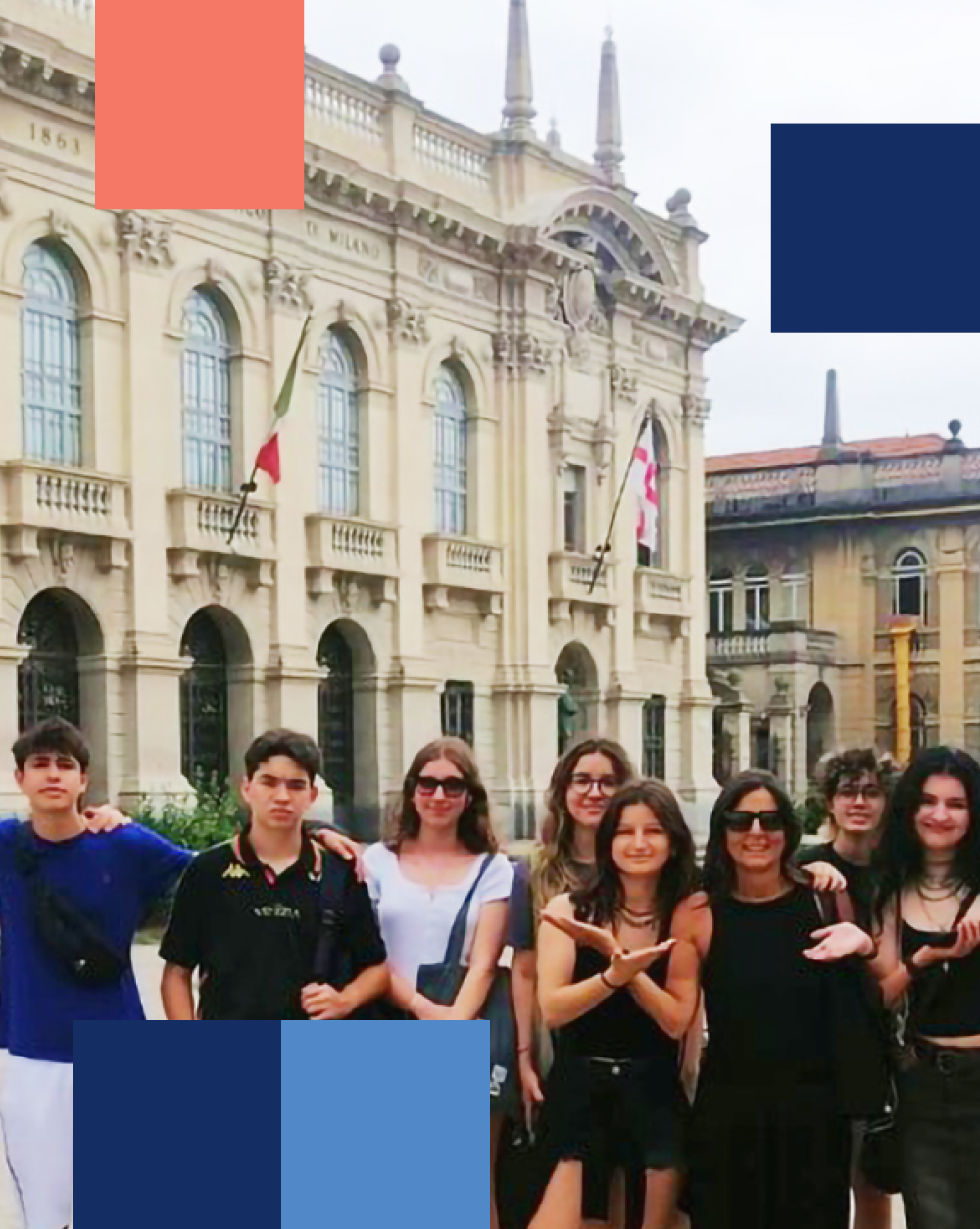 Grupo de estudantes estrangeiros em frente à Universidade Politécnica de Milão - mobile