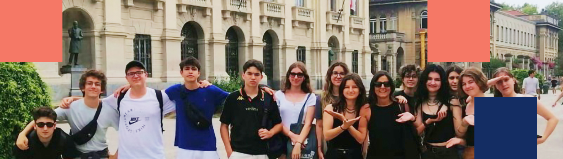 Grupo de estudantes estrangeiros em frente à Universidade Politécnica de Milão