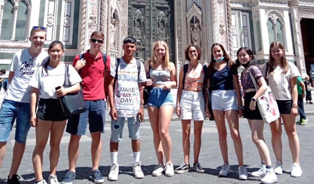 Grupo de jovens estudantes estrangeiros