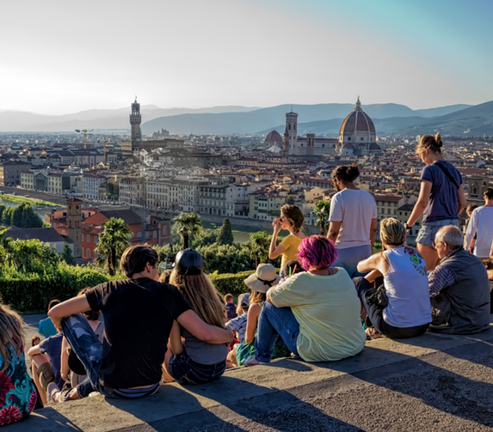 Menschen betrachten die Aussicht auf Florenz