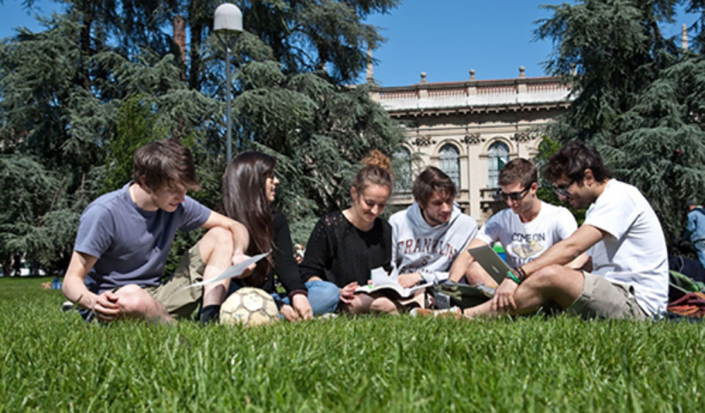 Eine Gruppe von Studenten sitzt in einem Park