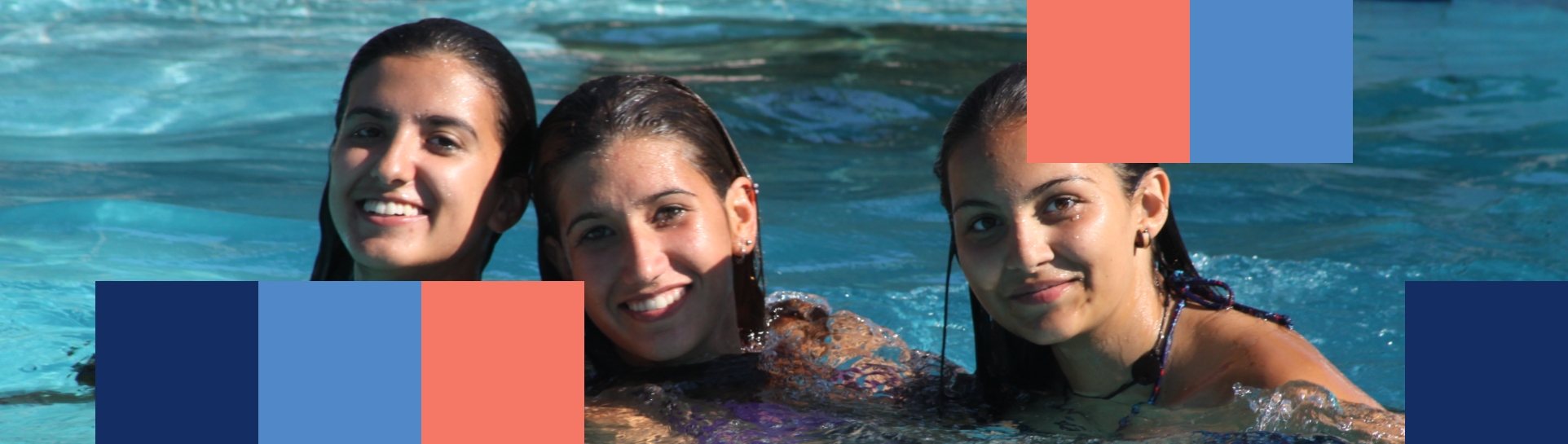 Três meninas em uma piscina em Lignano