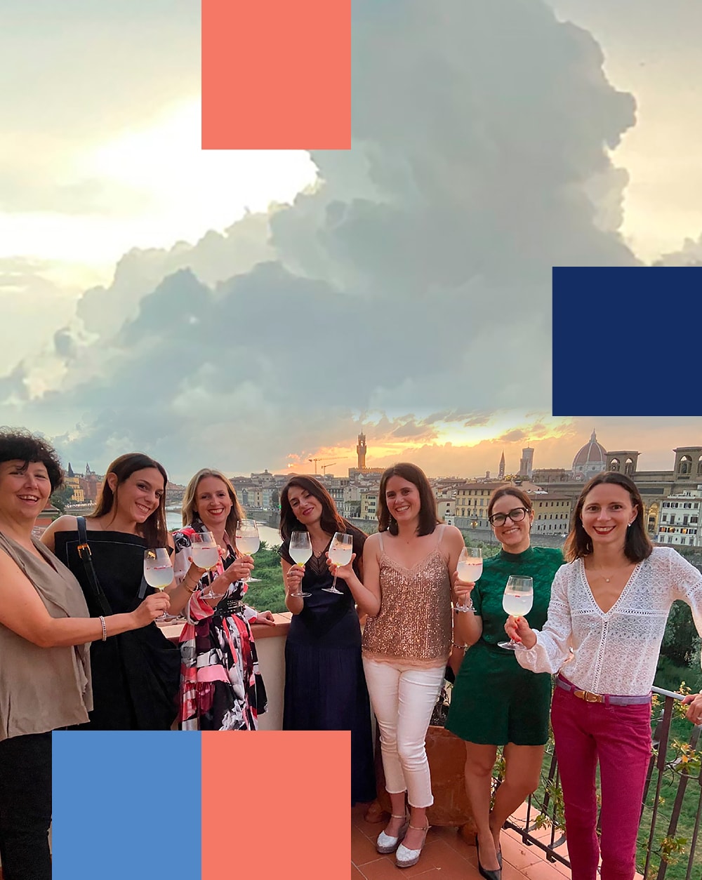Grupo de mujeres sosteniendo una copa de vino en Florencia