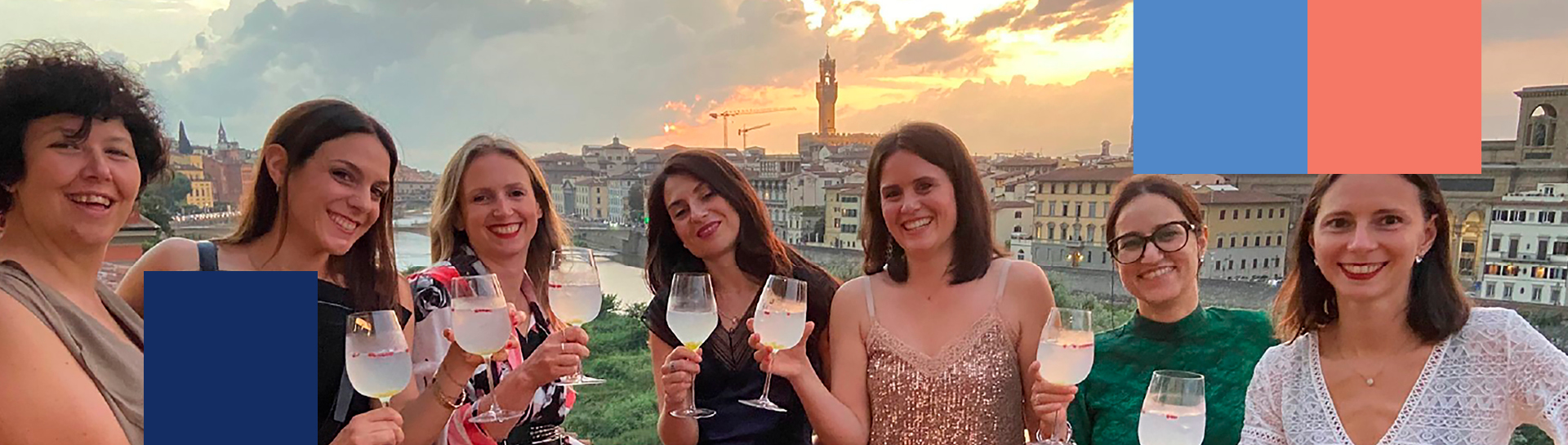 Gruppe von Frauen mit einem Glas Wein in Florenz - mobile