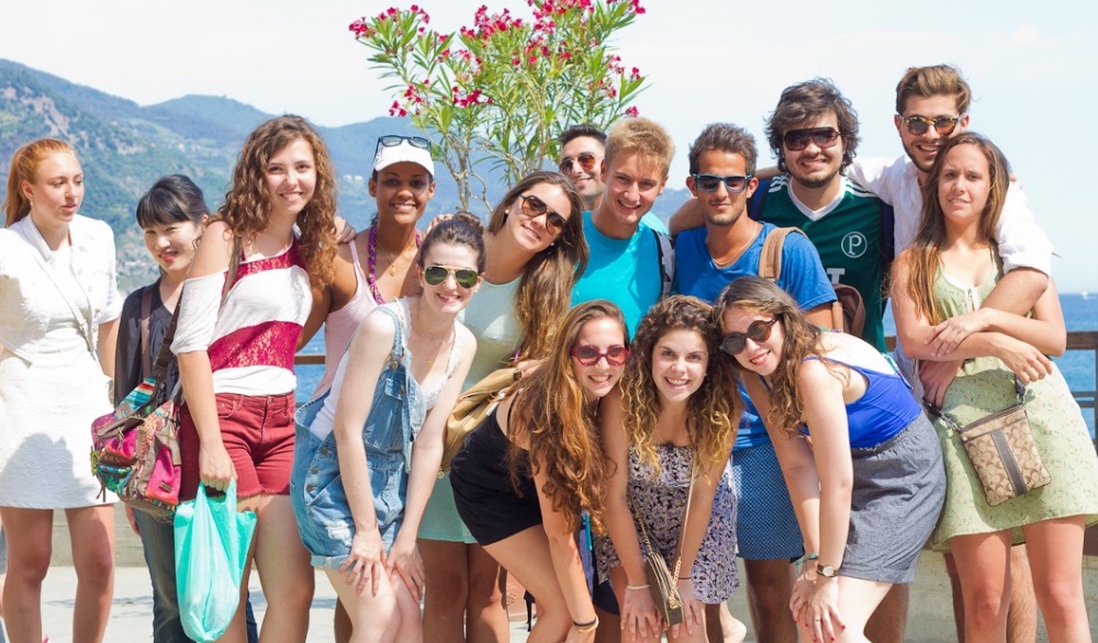 Große Gruppe junger ausländischer Studenten
